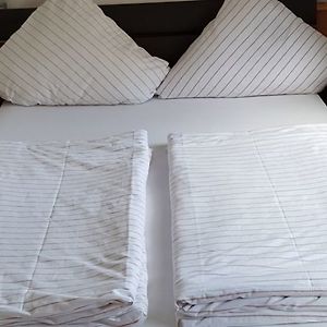 Zimmer mit Kingsize-Bett